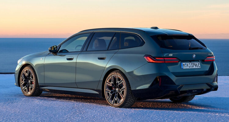 BMW i5 Touring 2024 Wallpaper