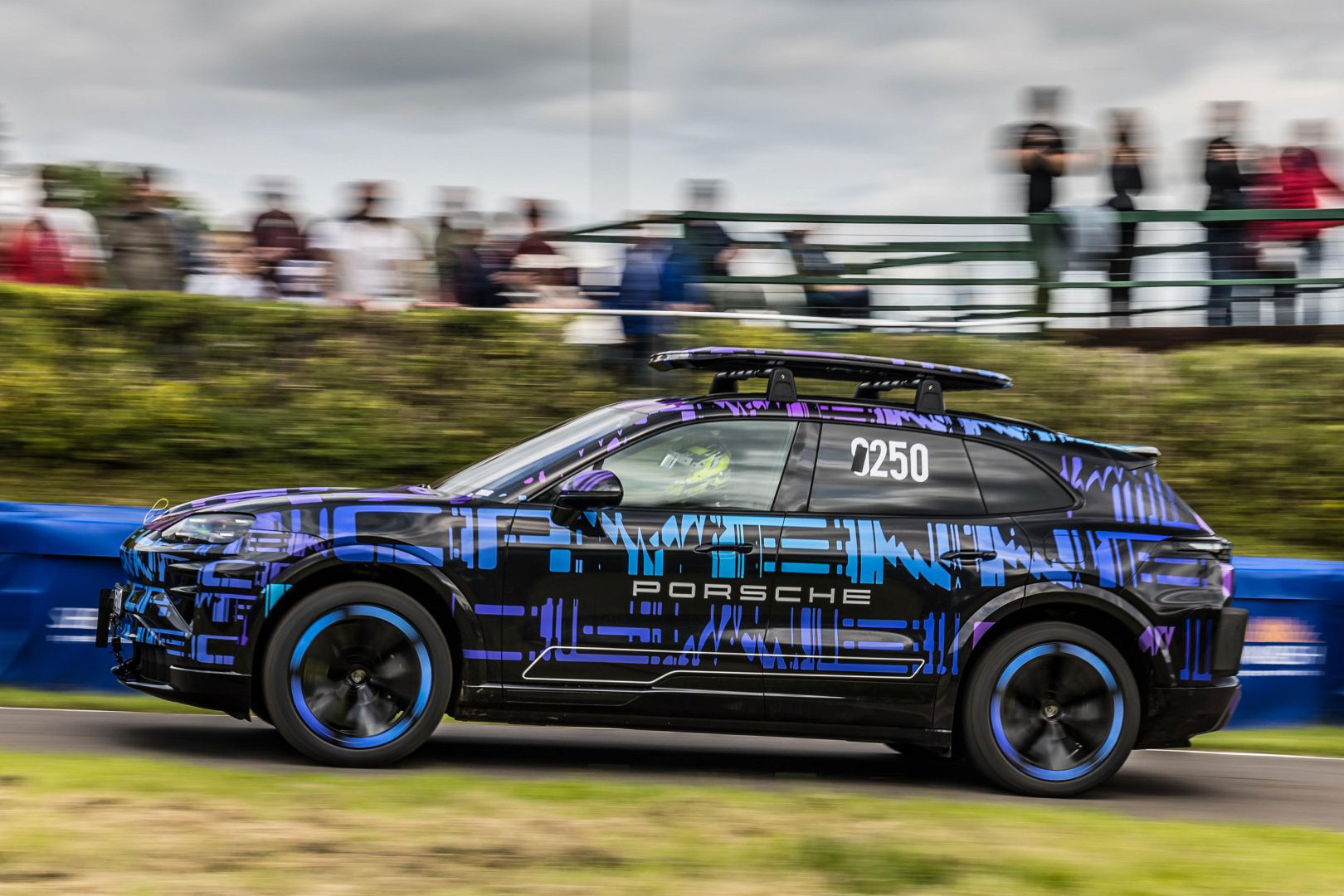 Porsche Cayenne Electric 2025 (2)
