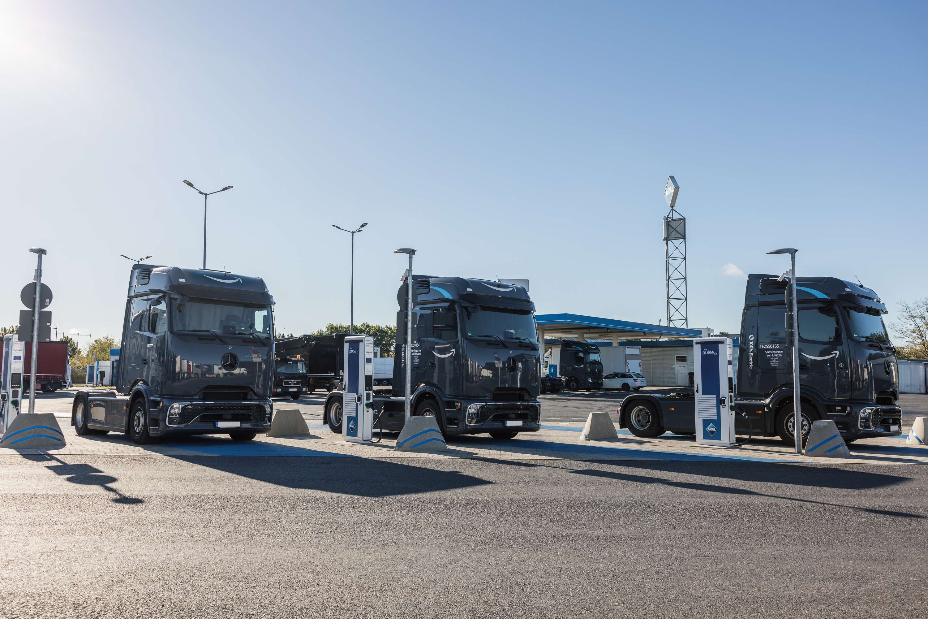 Elektro-Lkw aus dem Amazon-Transportnetzwerk an Aral-pulse-Schnellladesäulen