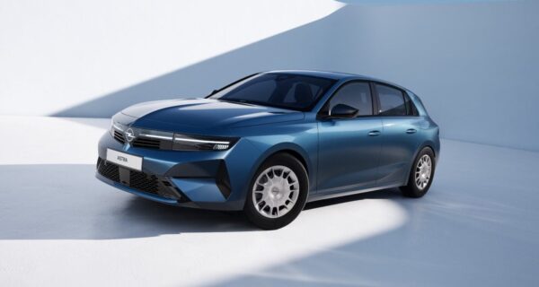 Opel Astra Electric Start in Denim Blau schräg von vorn