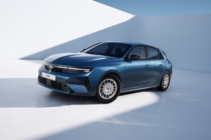 Opel Astra Electric Start in Denim Blau schräg von vorn