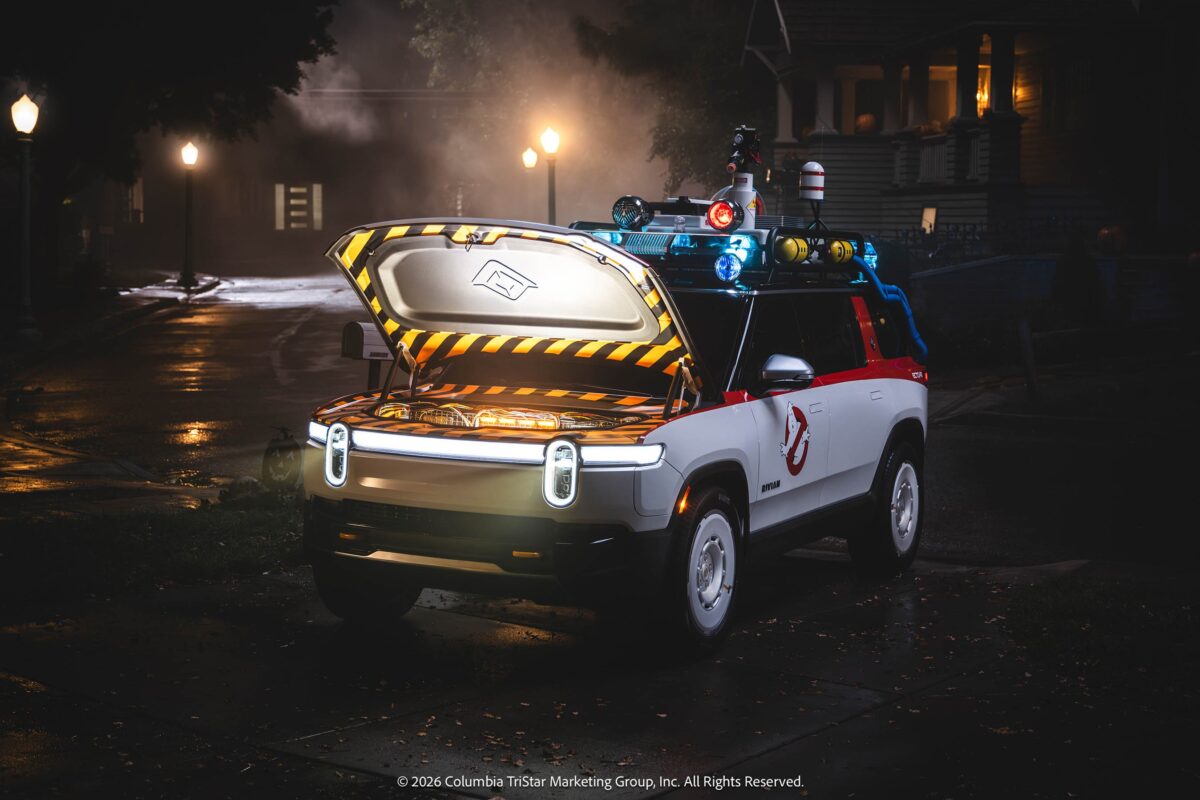 Rivian Ecto-R1 mit geöffnetem vorderen Kofferraum