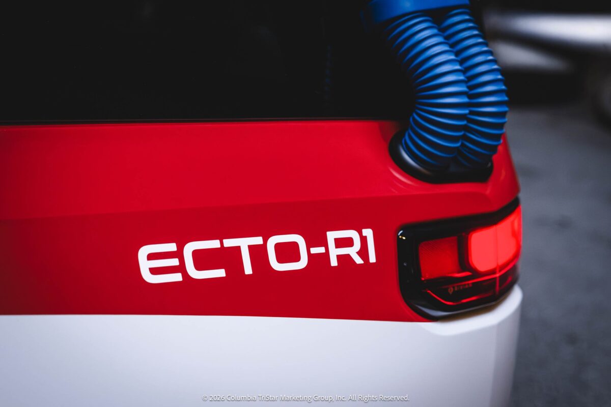 Ecto-R1 Schriftzug am Rivian R1S