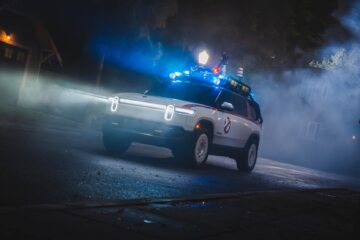 Rivian Ecto-R1 im Ghostbusters-Design bei Nacht