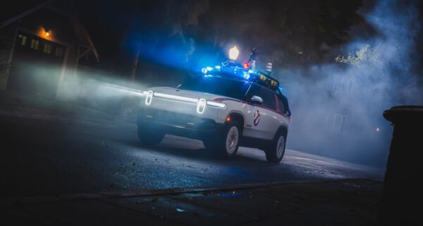 Rivian Ecto-R1 im Ghostbusters-Design bei Nacht